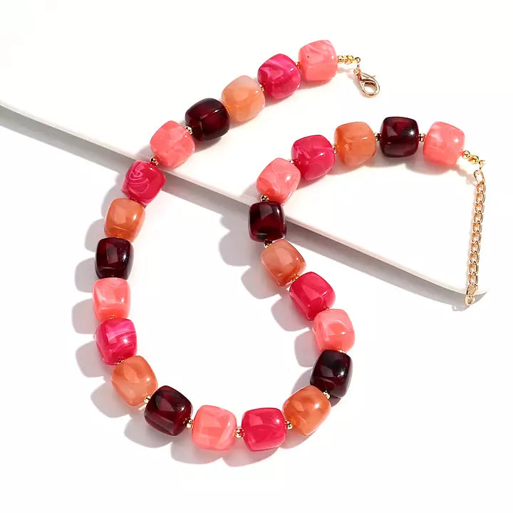 Halsband med marmorerade pärlor