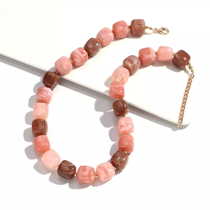 Halsband med marmorerade pärlor