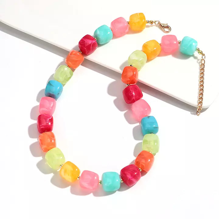 Halsband med marmorerade pärlor