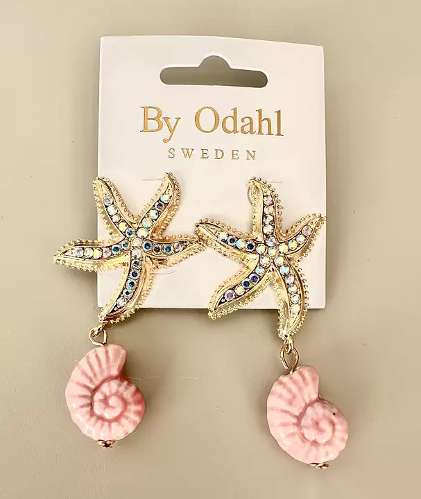 Örhängen från By Odahl med glittrande sjöstjärnor och rosa snäckhängen.