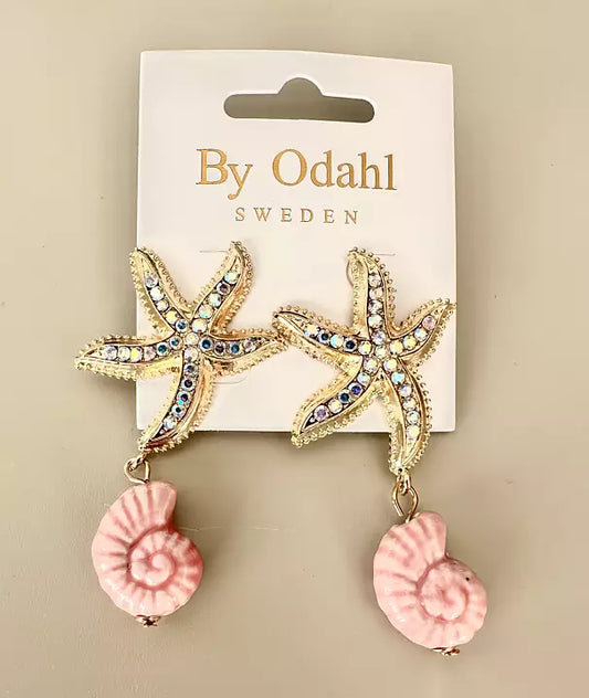 Örhängen från By Odahl med glittrande sjöstjärnor och rosa snäckhängen.