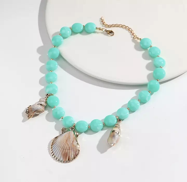 Turkost halsband med snäckor och pärlor