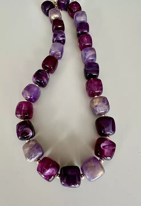 Halsband med marmorerade pärlor
