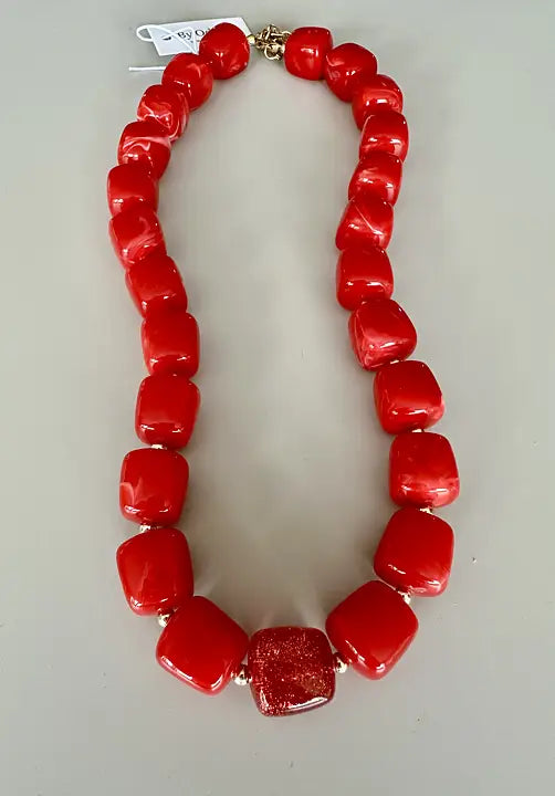Halsband med marmorerade pärlor