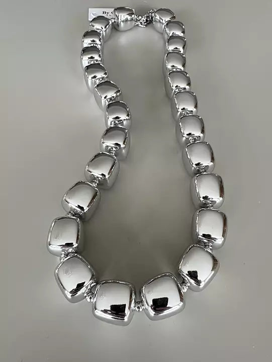 Halsband med marmorerade pärlor