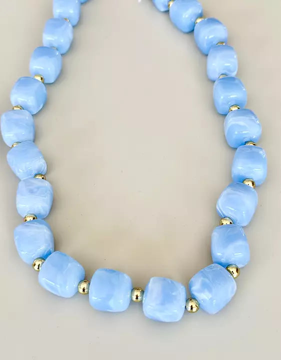 Halsband med marmorerade pärlor