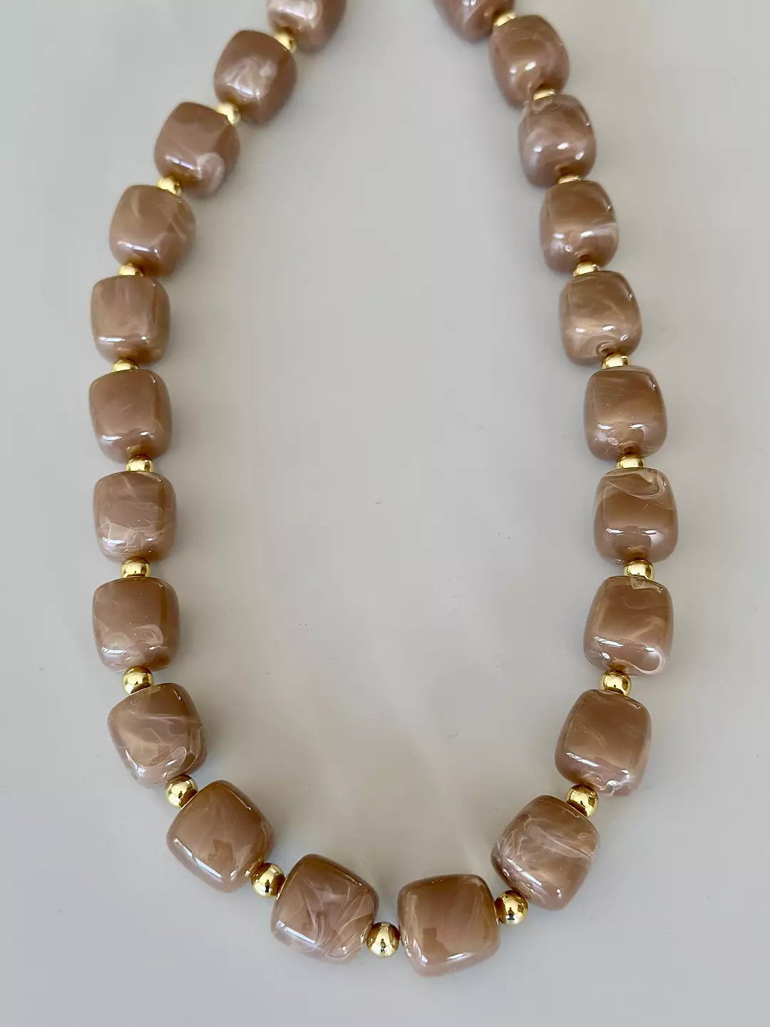 Halsband med marmorerade pärlor