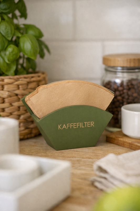 Kaffefilterhållare i trä med kaffefilter på köksbänk