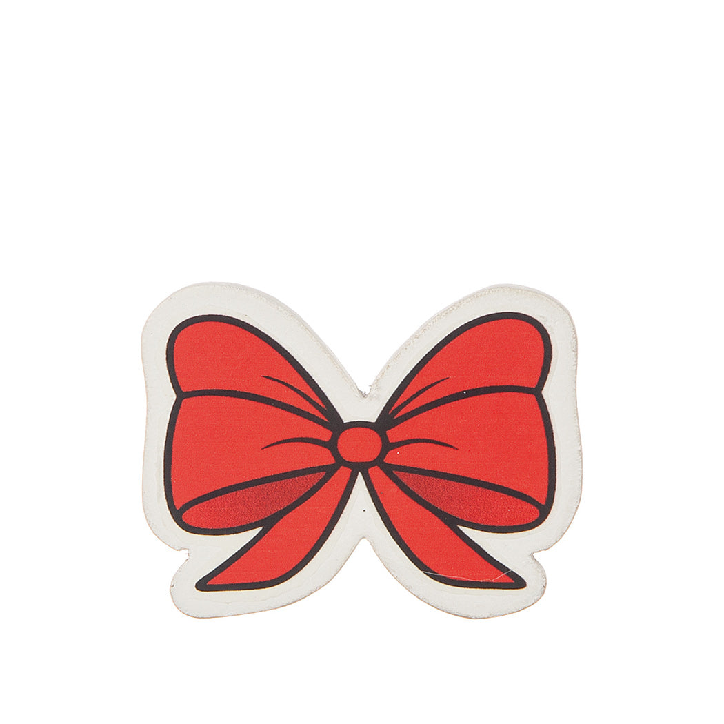 Kylskåpsmagnet i form av röd julrosett med svart kant.