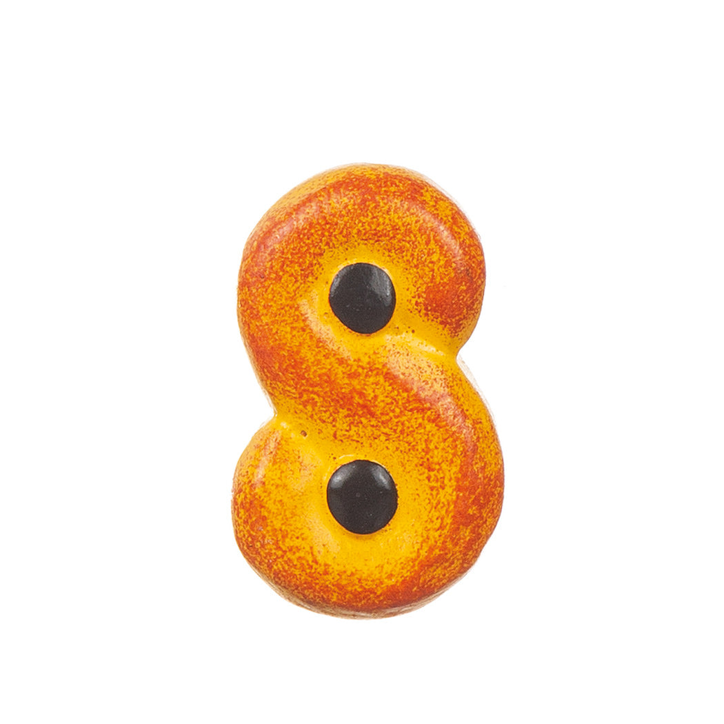 Kylskåpsmagnet formad som en klassisk lussekatt med russin.