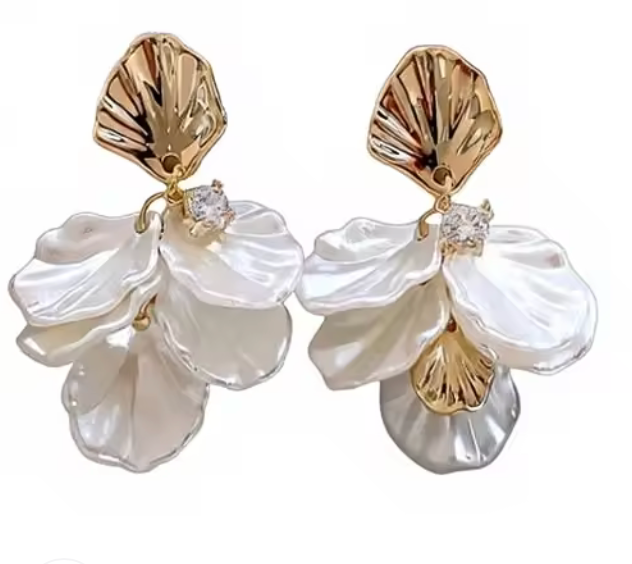 Hängande örhängen med vita pärlemorliknande löv och guldfärgat snäckformat fäste med en liten klar sten.