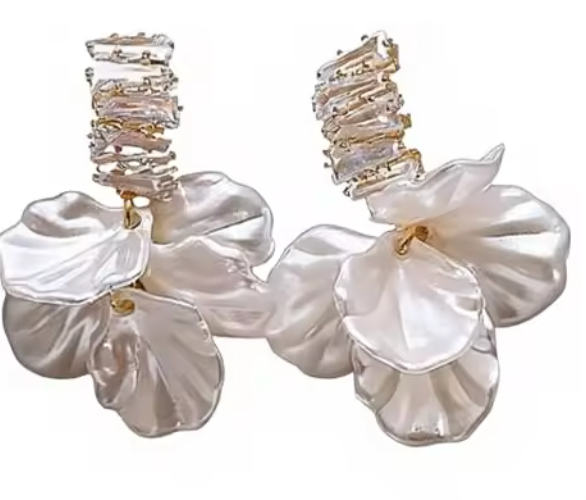 Hängande örhängen med vita pärlemorliknande löv och ett smalt fäste dekorerat med flera små klara stenar.