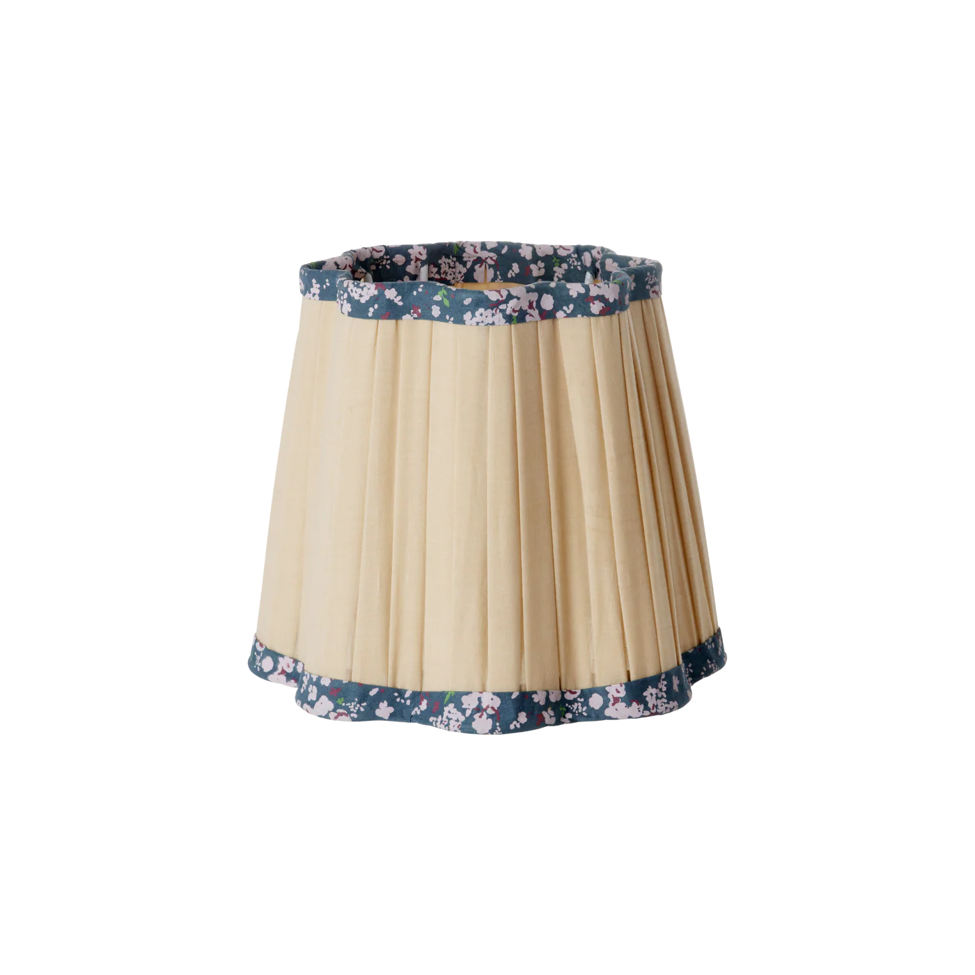 Lampskärm i sandfärgat veckat tyg med blommig kant