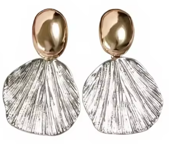 Hängande örhängen med guldfärgat ovalt fäste och silverfärgat solfjäderformat metallhänge med räfflad struktur.