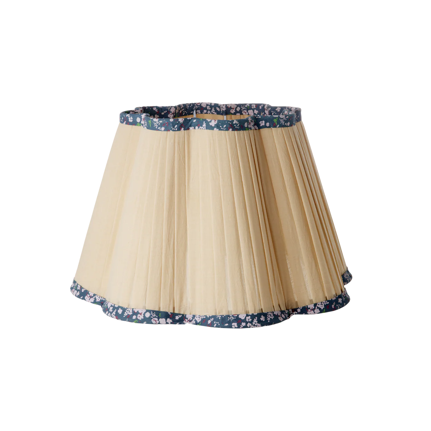 Stor lampskärm i sandfärg, veckad design med blomkant