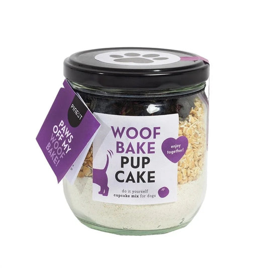 Glasburk med ekologisk hundkakemix från Pineut – WoofBake Pupcake med havre, bovetemjöl och blåbär.