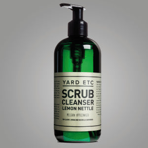 Flaska med Scrub Cleanser Lemon Nettle från YARD ETC, 350 ml, med olivkärnor och grön örtig doft av citronmeliss.