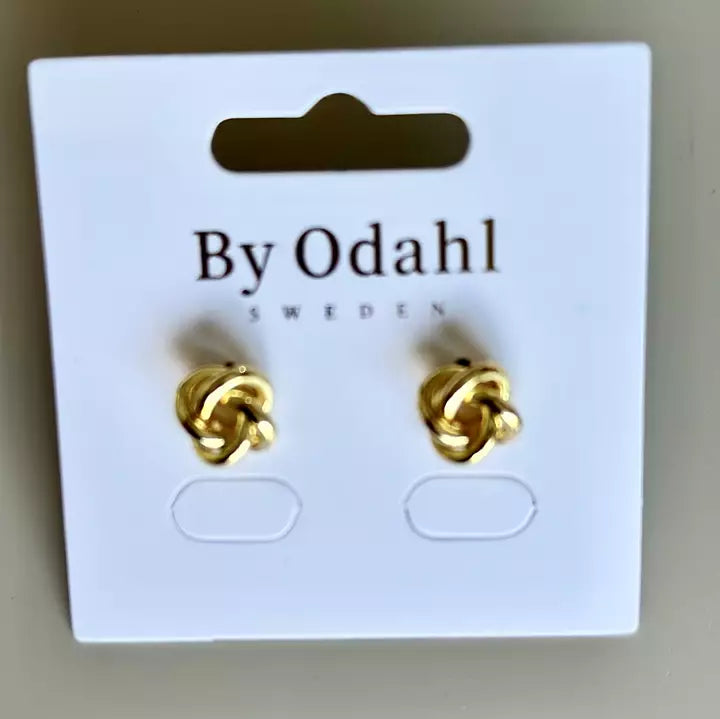 Örhängen mini knutar i guld på vit bakgrund
