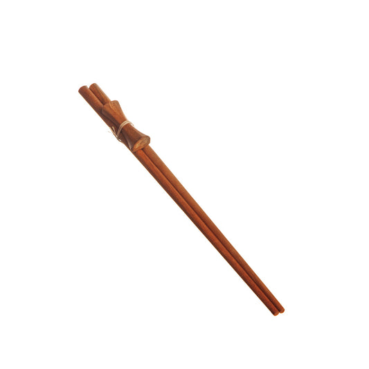 Närbild på ätpinnar i teak med naturlig träådring