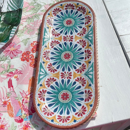 Porto Sandwich Bricka i melamin med ett färgglatt mönster inspirerat av Medelhavets kust, perfekt för servering.